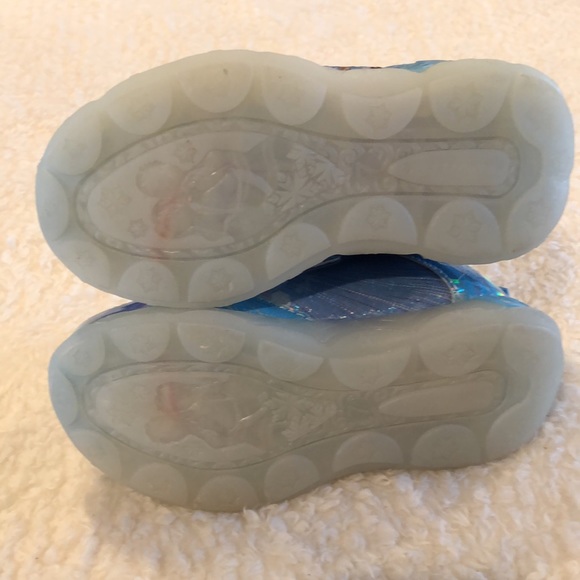 Frozen 2 Light up shoes! - Picture 10 of 15
